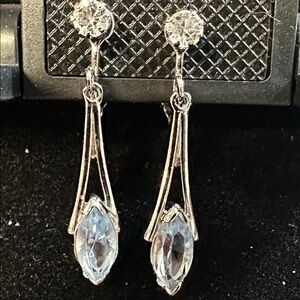 202- Avon "Crystal Palace" 1976 blue marquise and clear rhinestone drop clip